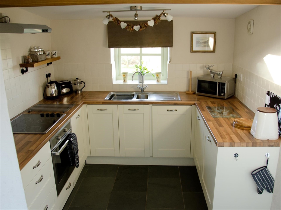 Penberi Cottage - kitchen with sea views and access to private courtyard