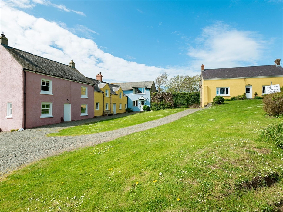Orlandon nr Dale, Pembrokeshire, pretty coastal cottages set around a farm village green.  Holiday Cottages for families, groups and couples.  Last mi