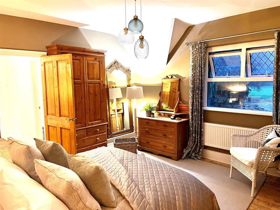 The Blue room is the second of the kingsize rooms on offer at The Croft. This bedroom has direct views into The charming Thomastown Park.