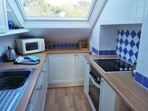 Min y Mor 5 Galley Style Kitchen