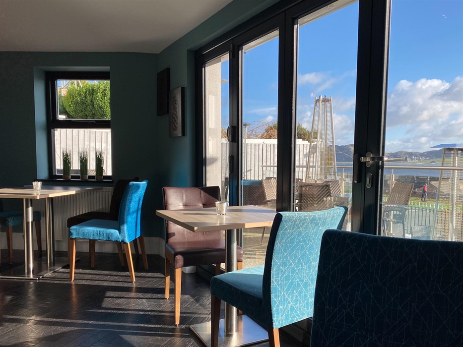 Soak in the natural light and unwind in a relaxed, welcoming space with sweeping seaside views. Perfect for a peaceful coffee break or a quiet moment