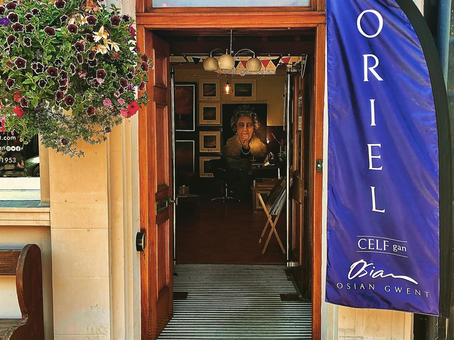 Art gallery entrance. Hanging basket. Oriel sign. The Queen.