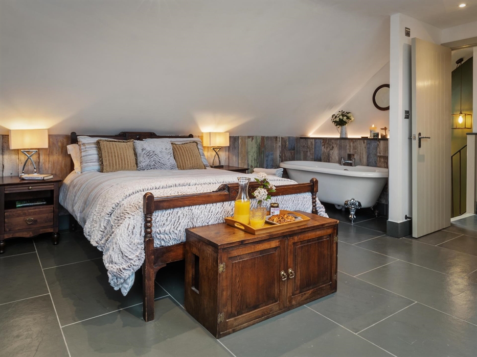 double bed, bath, separate shower, w/c and basin