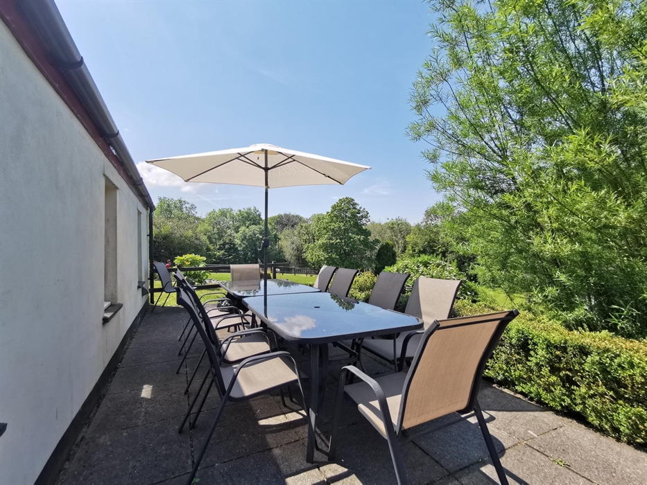 Alfresco dining in Coach House