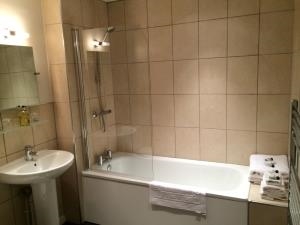 Bathroom (Dragon Inn Crickhowell)