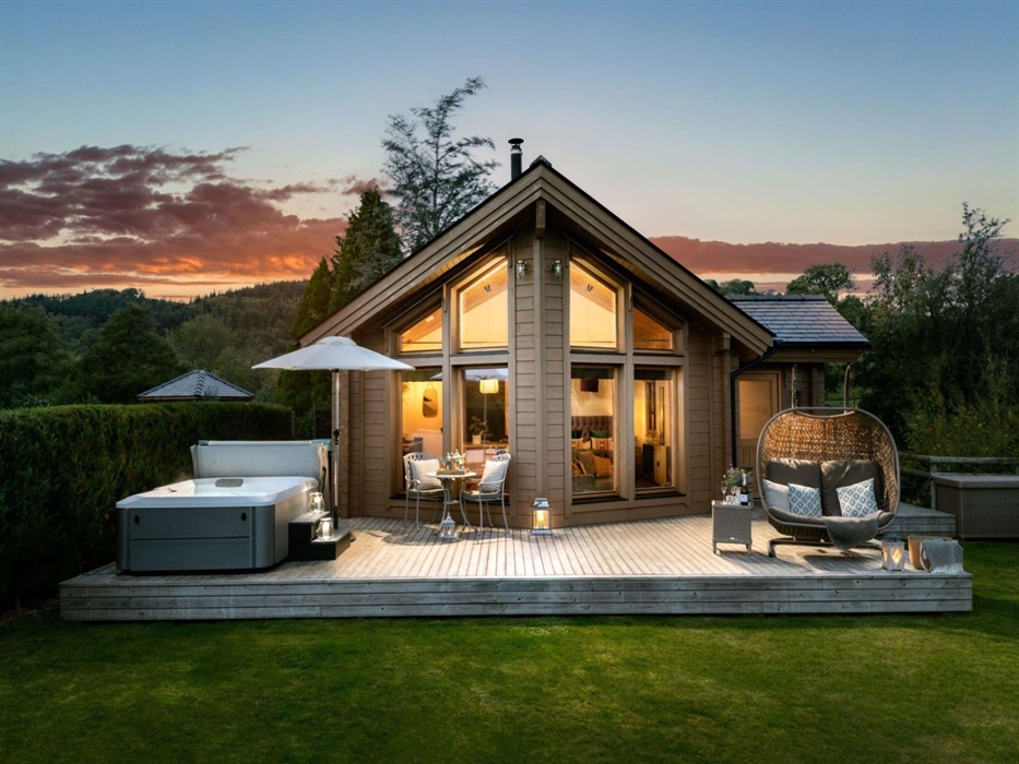 A dusk shot of Gezellig Log cabin