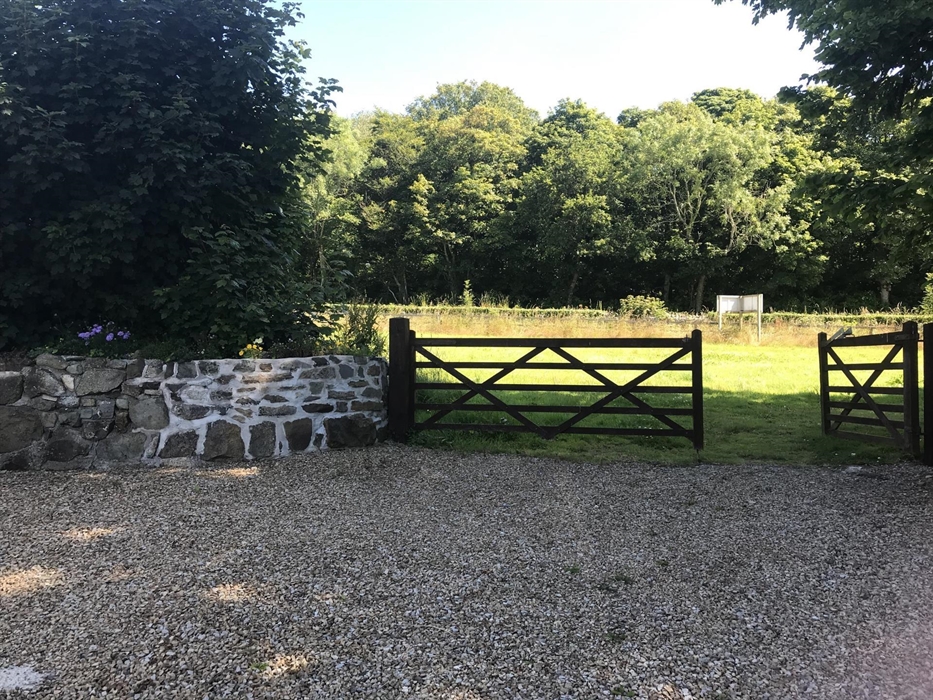 Plenty of space for the kids to play .