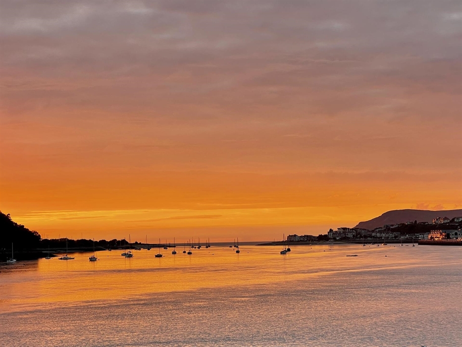 Spectacular sunsets are a regular occurence here in Deganwy / Conwy and no two evenings are ever the same in beautiful north Wales or 'yn harddwch gog