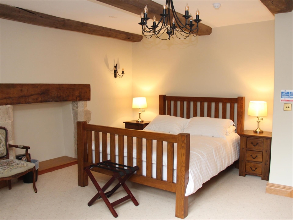 Spacious room with king size bed, large Smart TV, Tea & Coffee making facilities (tea and coffee provided), hairdryer and en suite bathroom with rainw