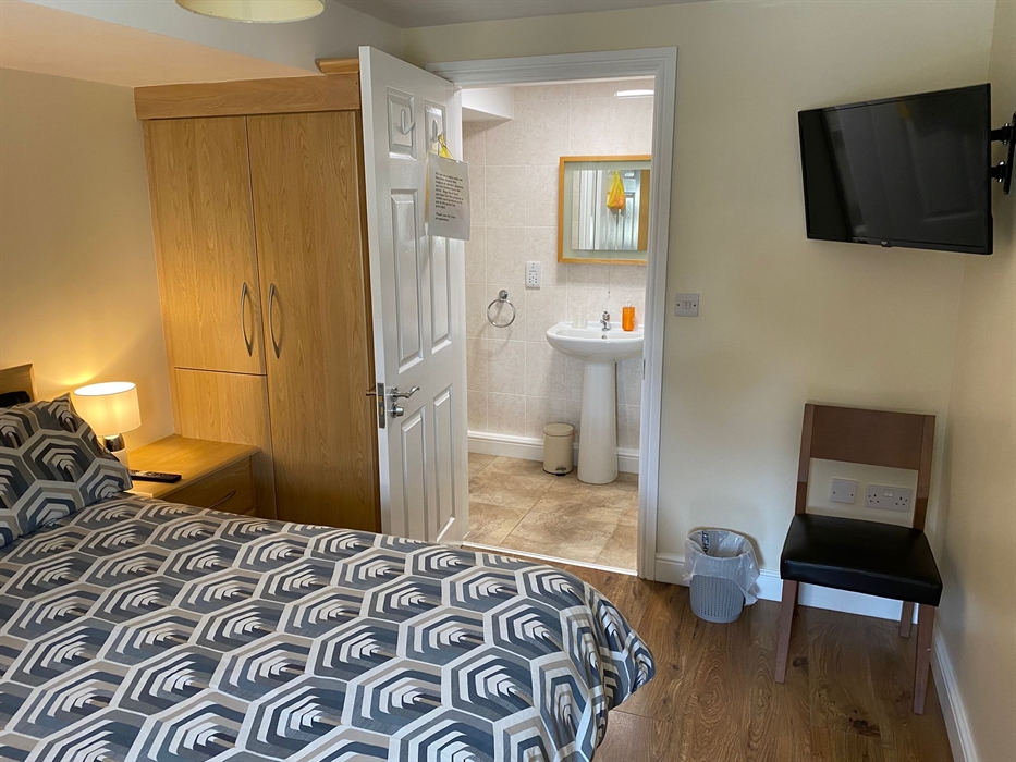 Ground floor double bedroom with shower ensuite