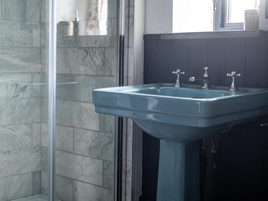 En suite with Blue Art Deco sink and toilet