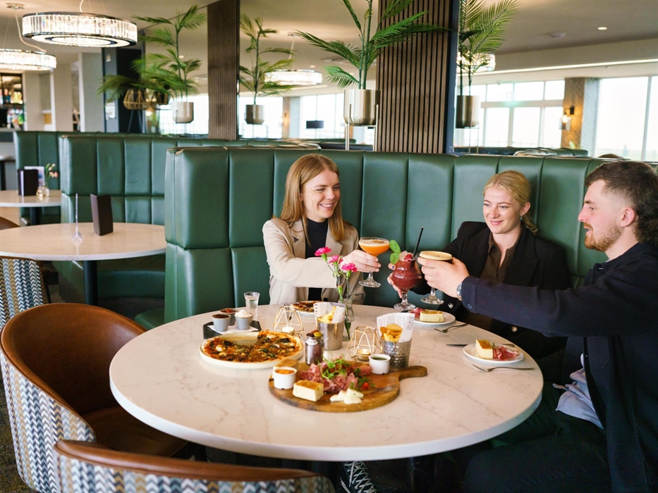 Dining in The Point Bar & Lounge