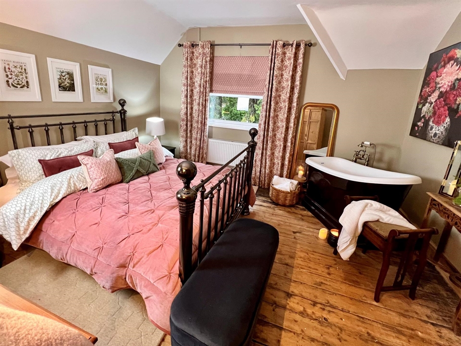 One of two king size rooms at The Croft, The Pink room has the extra special tough of your own tiny tub, perfect for soaking away the hours.