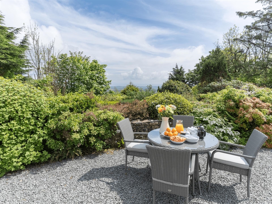 Gors-lwyd Cottage Patio Dining
