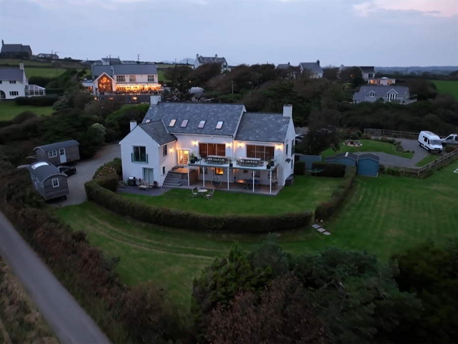 The Retreat – A Stunning Duo of Coastal Houses