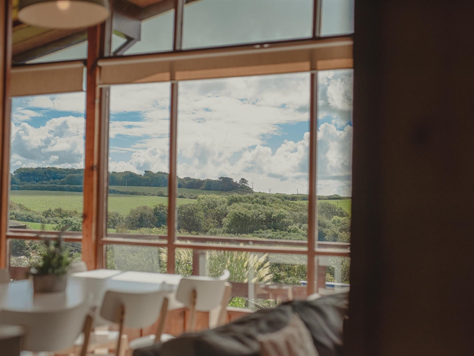 Within the cosy bounds, the Timber Hill valley stretches out, its quiet splendour merging with the warm interior ambiance.