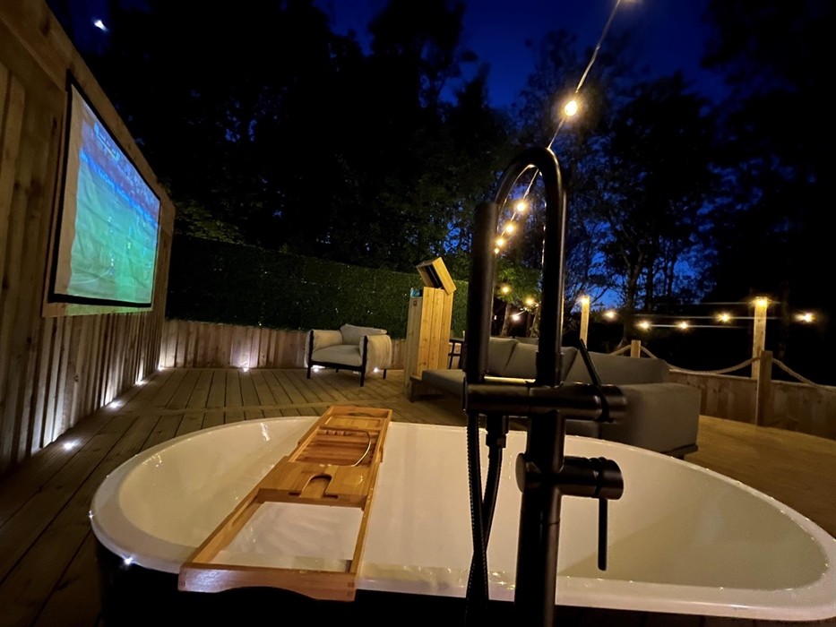 Outdoor bath