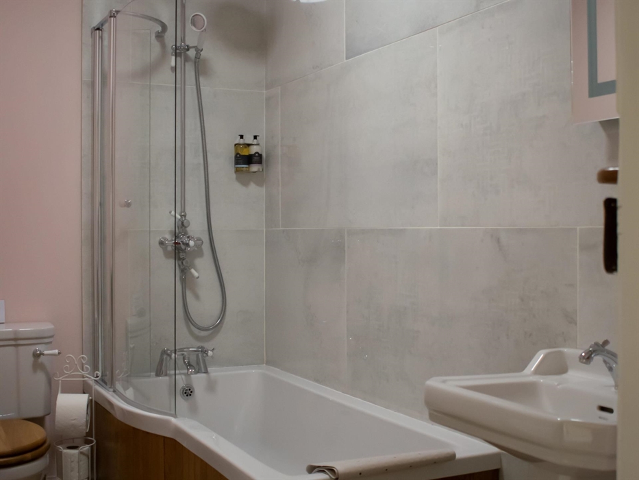 Y Fferws King/Family Bath/Shower En-Suite