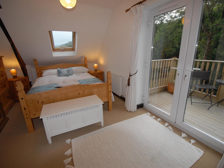 King size bed with en-suuite & balcony