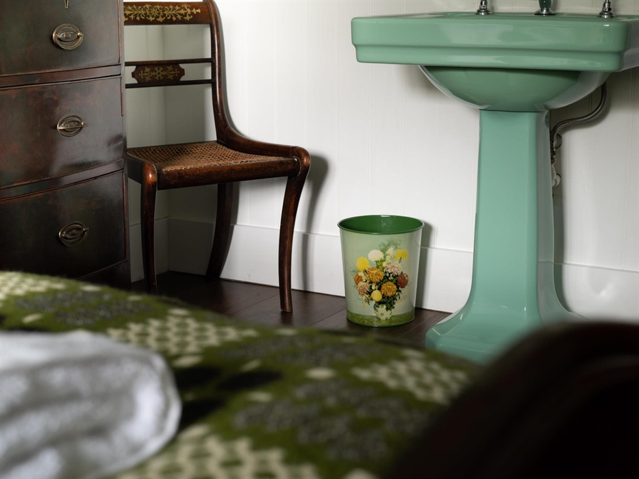 With peppermint art deco sink