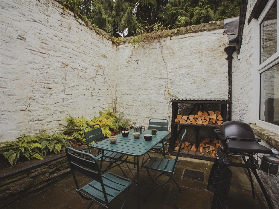 Beyond the kitchen you'll find a secluded courtyard with BBQ and fern garden. You'd never know you were in the heart of town in this private sun trap.