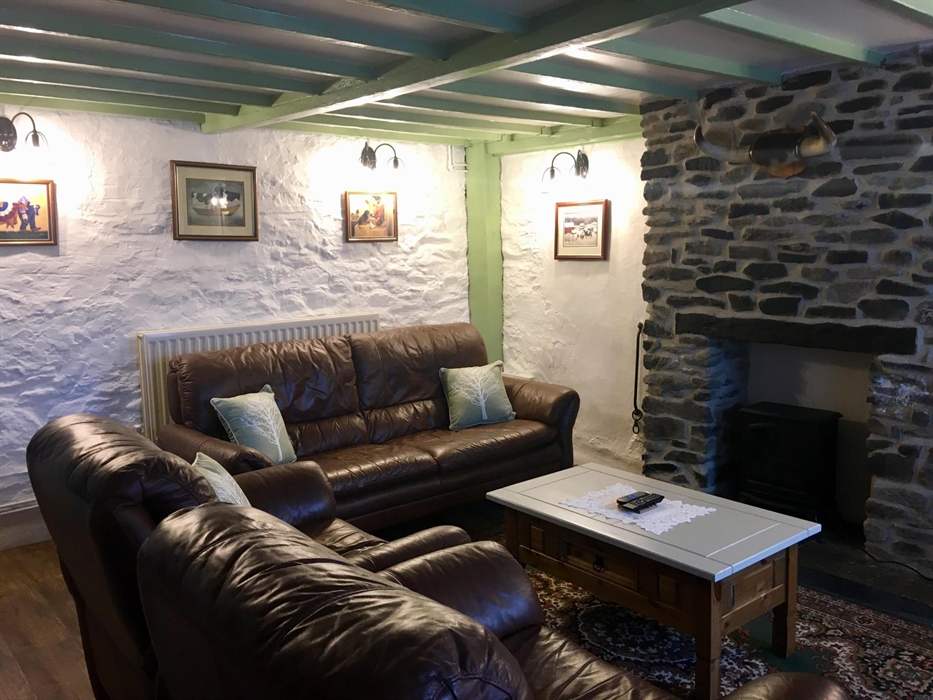 Very comfy lounge to chill out in with leather lounge suite, dog friendly area to enjoy your pets around you.
