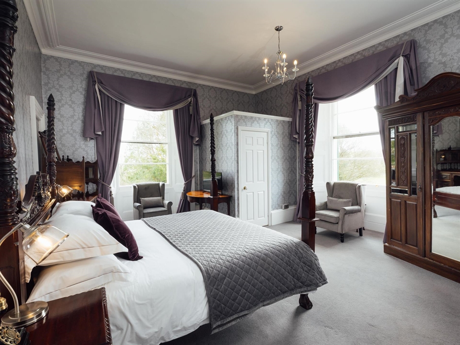 Dual aspect super king four poster - Room 3