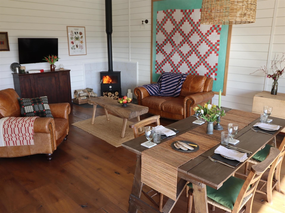 The curated space celebrates artisans’ work and historic social antiques, you will be surrounded by nature and artists’ works that are inspired by jus