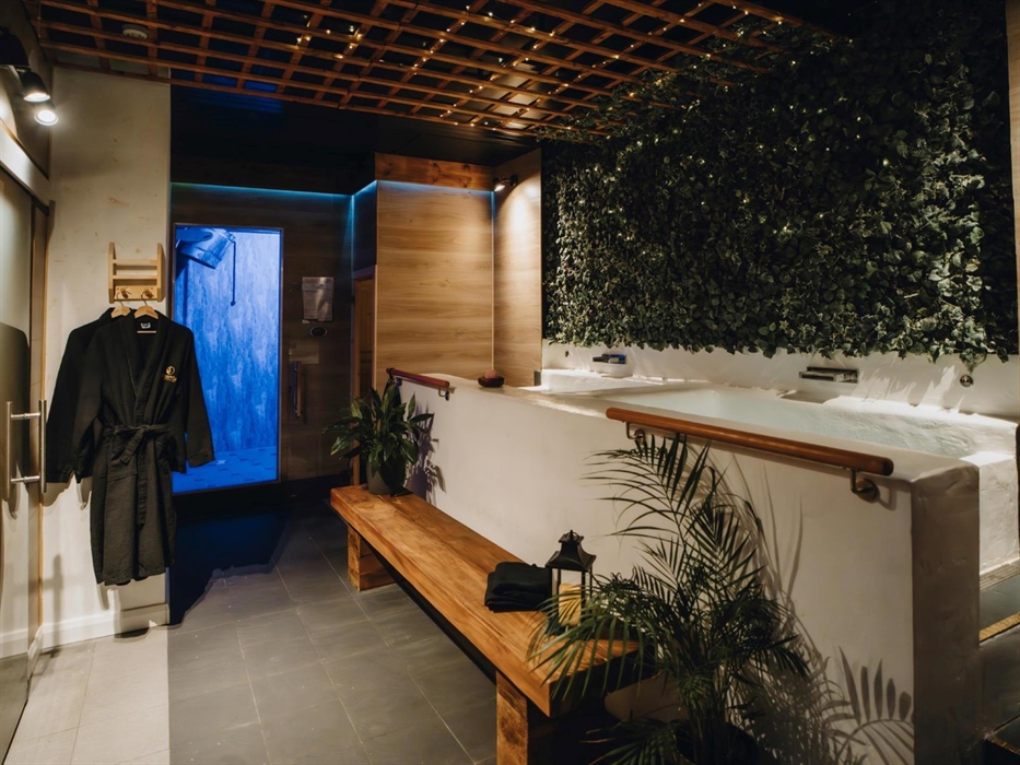 Menevia bathhouse facilities sauna buchet showers and baths