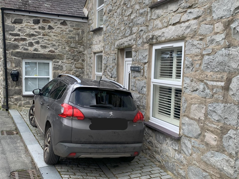 North Wales cottage with electric vehicle (EV) Charger near the coast and hills