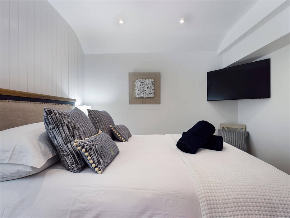 Driftwood Lodge King Bed & Sofa-Bed