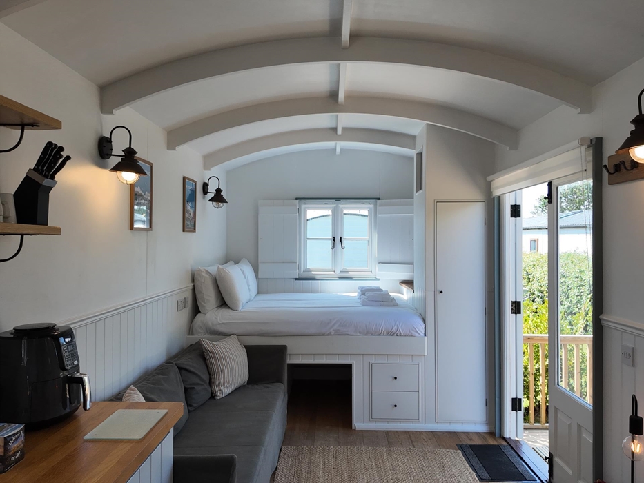 Shepherds Hut Glamping with Hot Tub