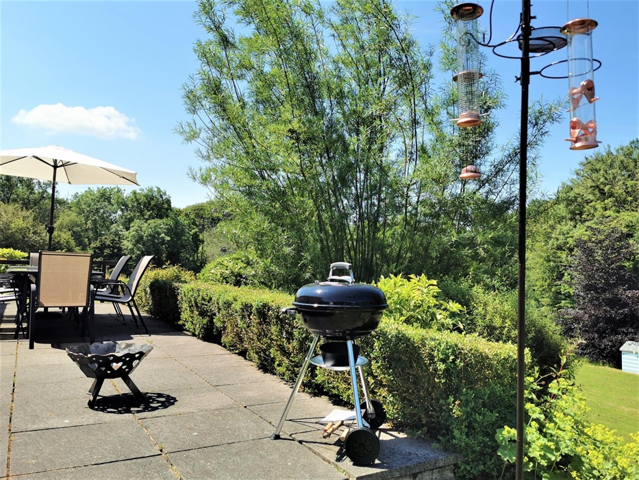 Bird feeders, firepits & BBQs