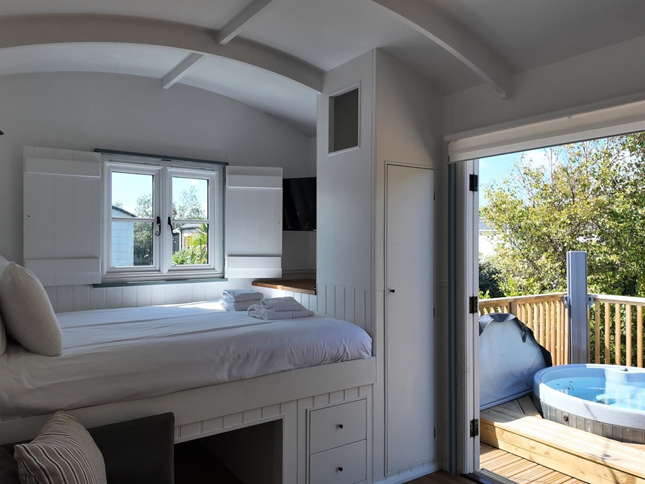 Shepherds Hut Glamping with Hot Tub