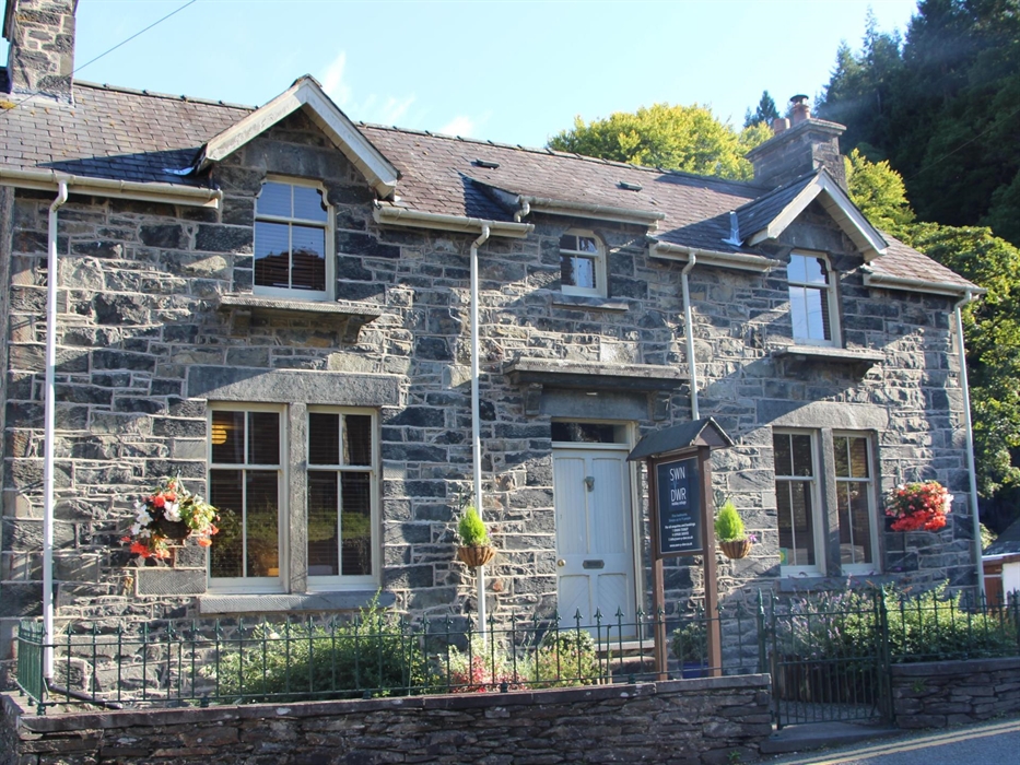 Swn-y-Dwr is a traditional holiday cottage with a modern, contemporary feel, situated in the heart of Betws-y-Coed, The Snowdonia National Park, North