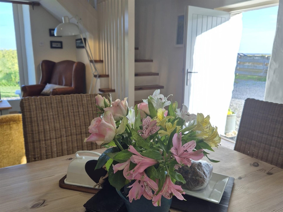 Glowty Interior - Kitchen Table