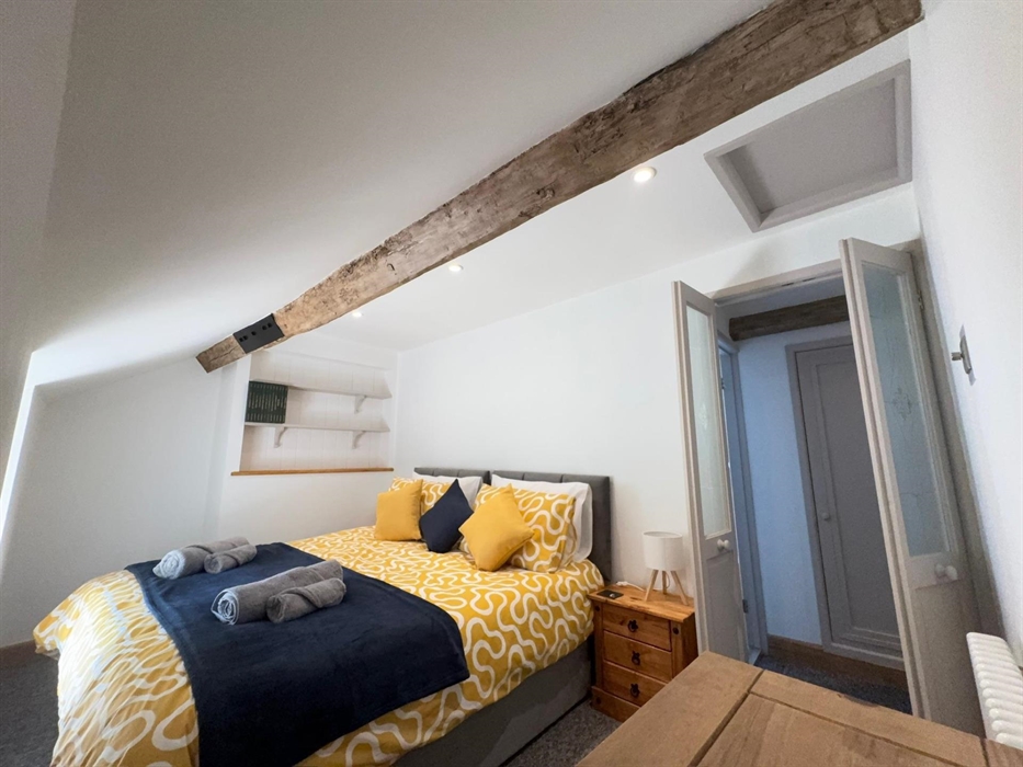 This bed can be split into 2 singles.