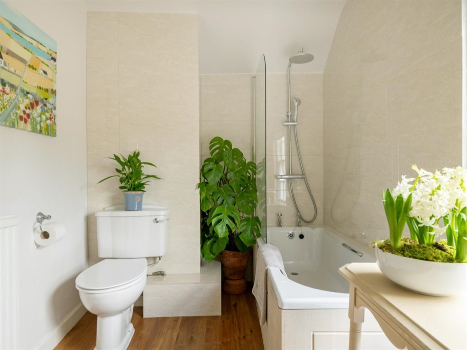 With bath and shower over this family bathroom is a mid-landing bathroom to make it easy for all to use.