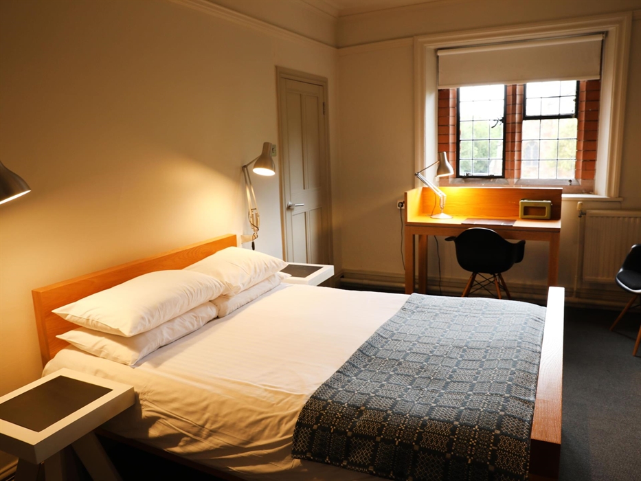 Double bedroom illuminated by lamps