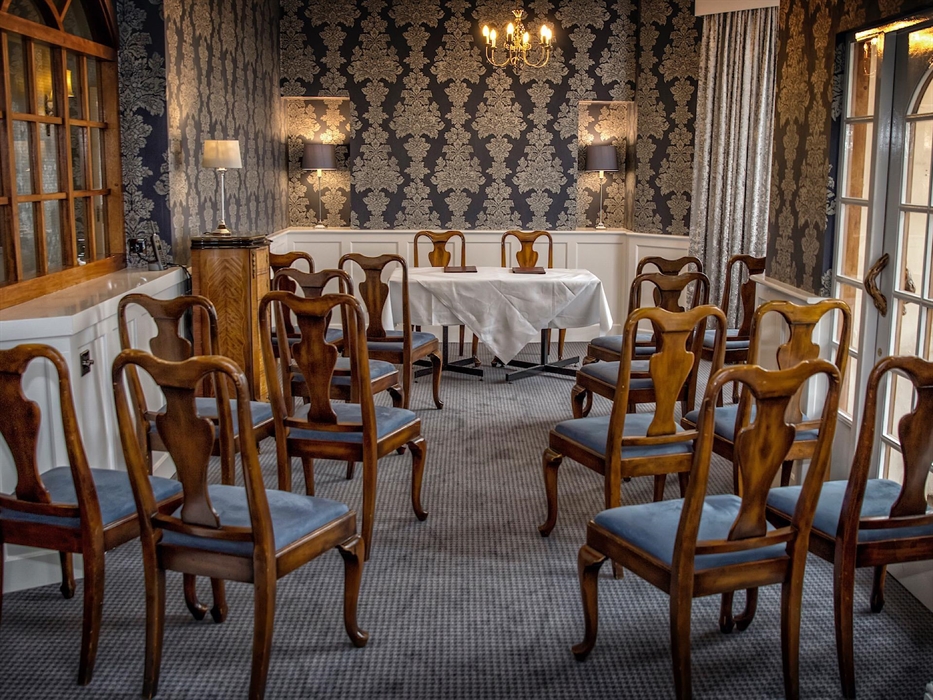 At the Dunoon our stylish Fellows lounge can be reserved for meetings for up to 20 people.