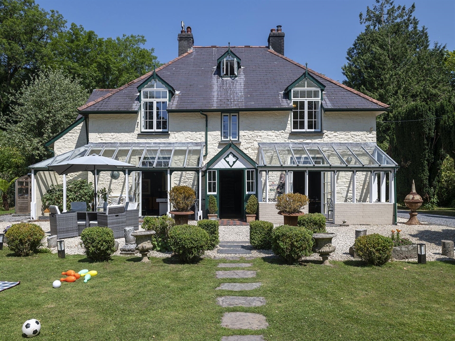 The Cors Country House