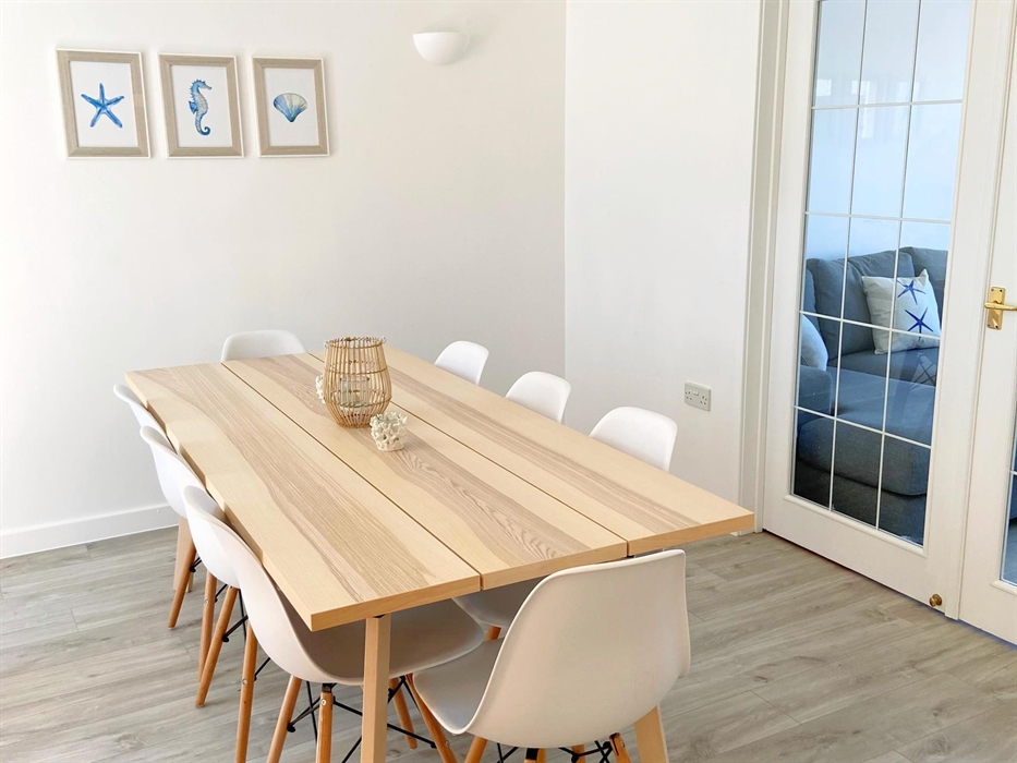 Dining at 2 Headland Place