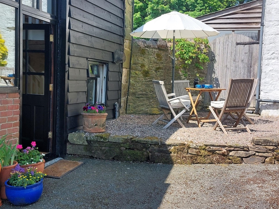 Courtyard at Granary Cottage, terrace with table and chairs and sunshade. Plenty of parking in large courtyard.