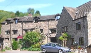 Parva Farmhouse Riverside Guesthouse