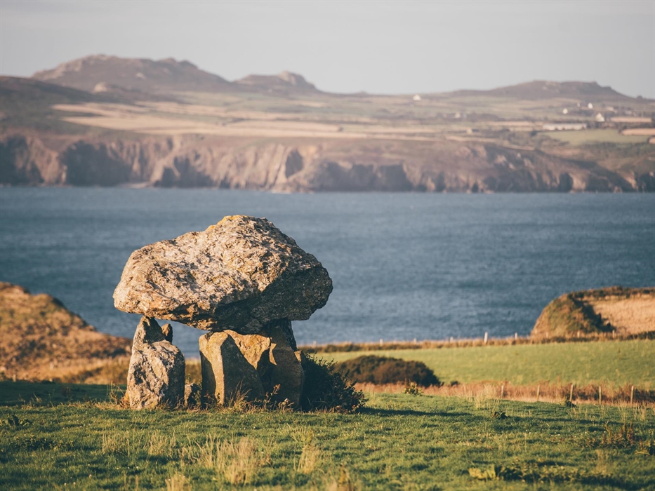 Carreg Samson neolithic buriel chamber, Abercastle