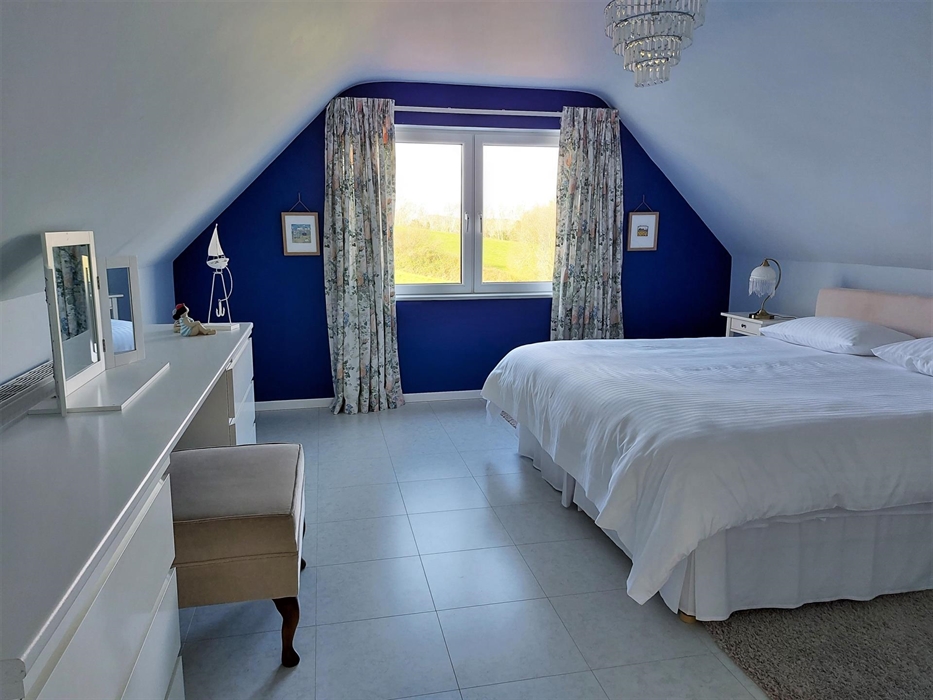 Spacious bedroom with super-king or twin beds