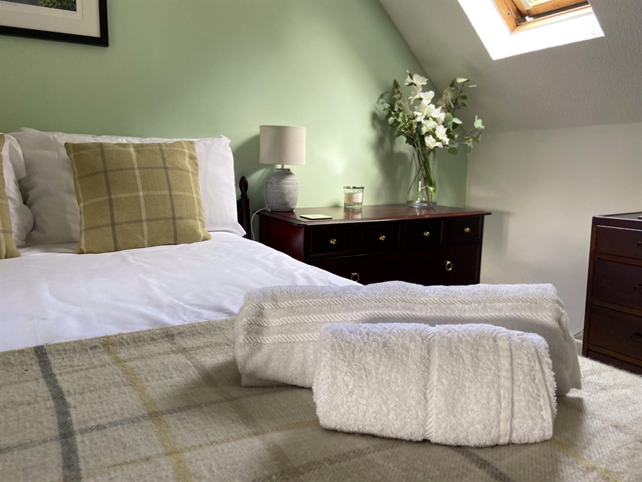 efail bach main bedroom