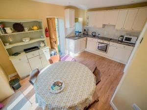 Llechwedd - kitchen / diner