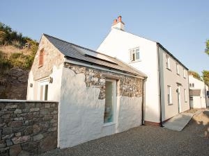 Panteg Farmhouse & Boathouse Cottage