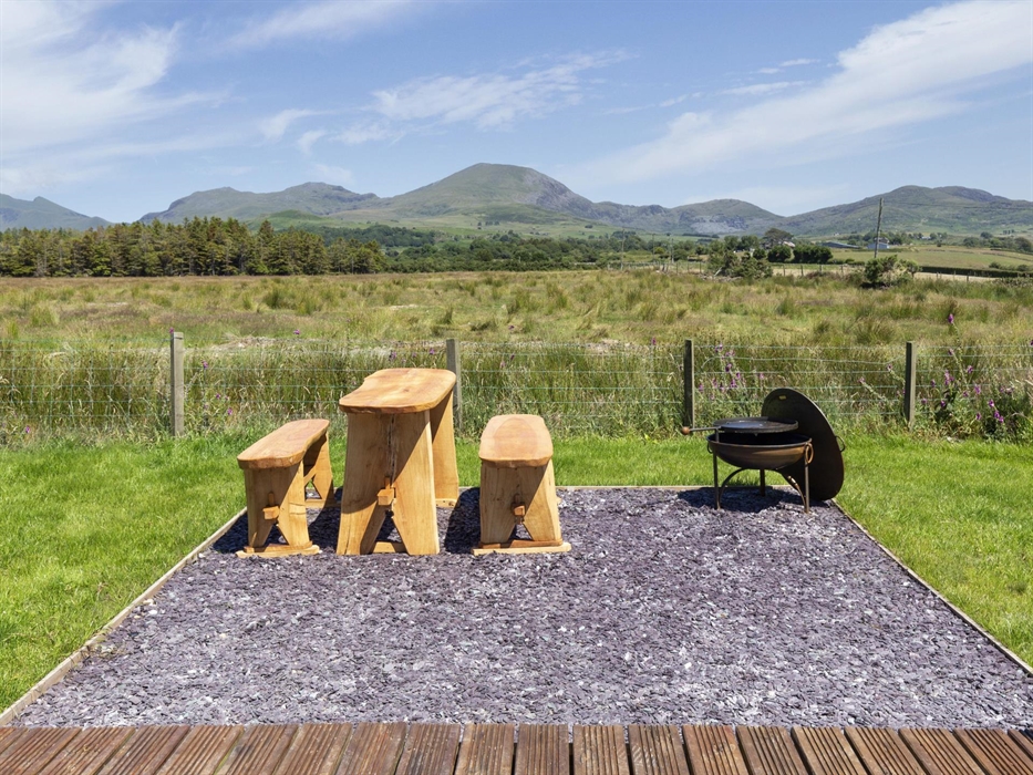 Luxury Glamping Pod with panoramic views of the Snowdonia Mountain range.  Sit and relax outside this Pod and enjoy the peaceful and stunning views.